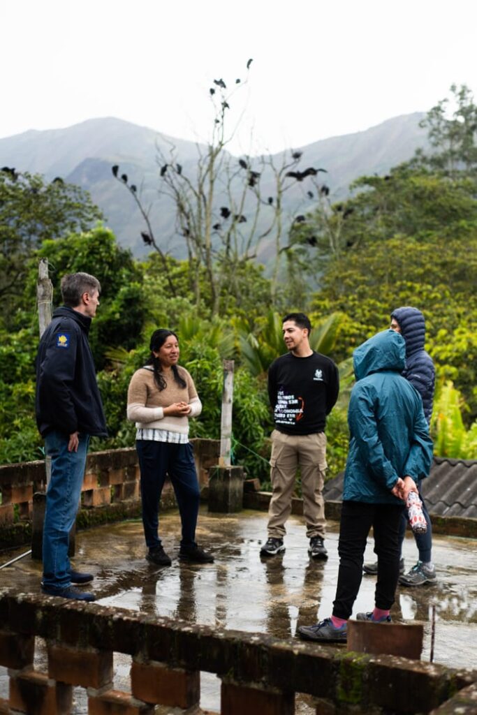 Grupo en huerta comunitaria rural