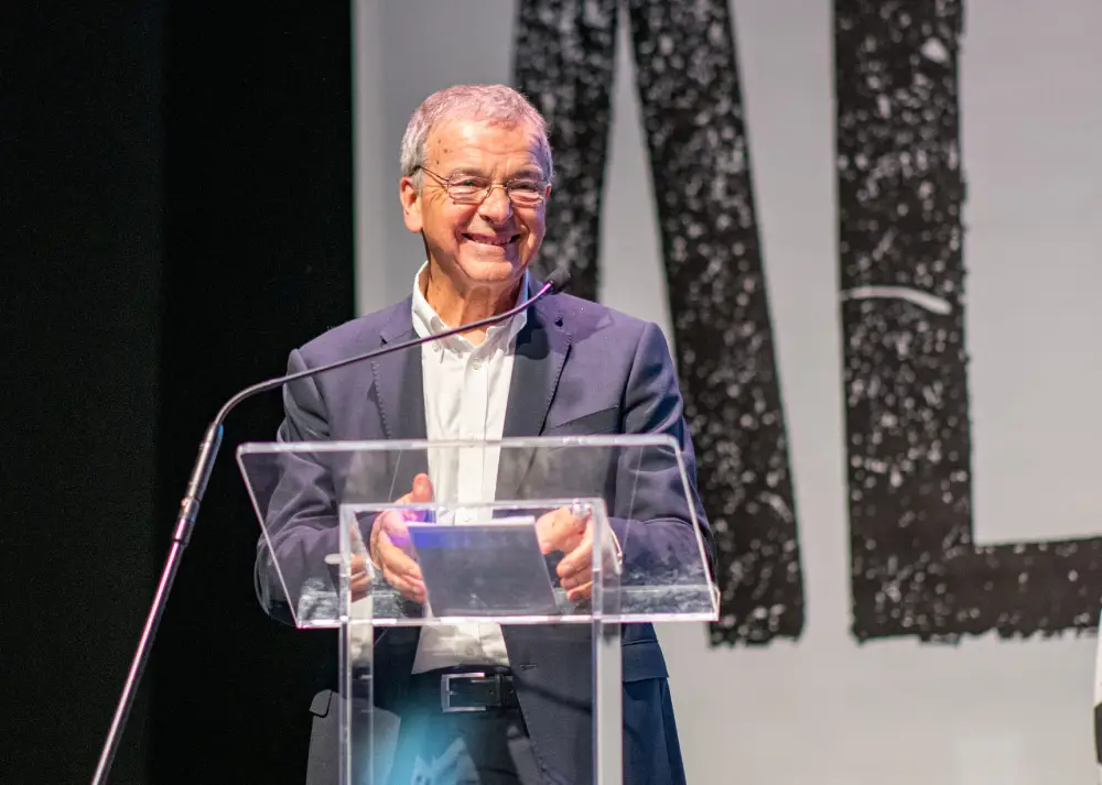 Aldo-Soldi-presidente-de-Fiare-Banca-Etica-en-un-atril-hablando-en-publico