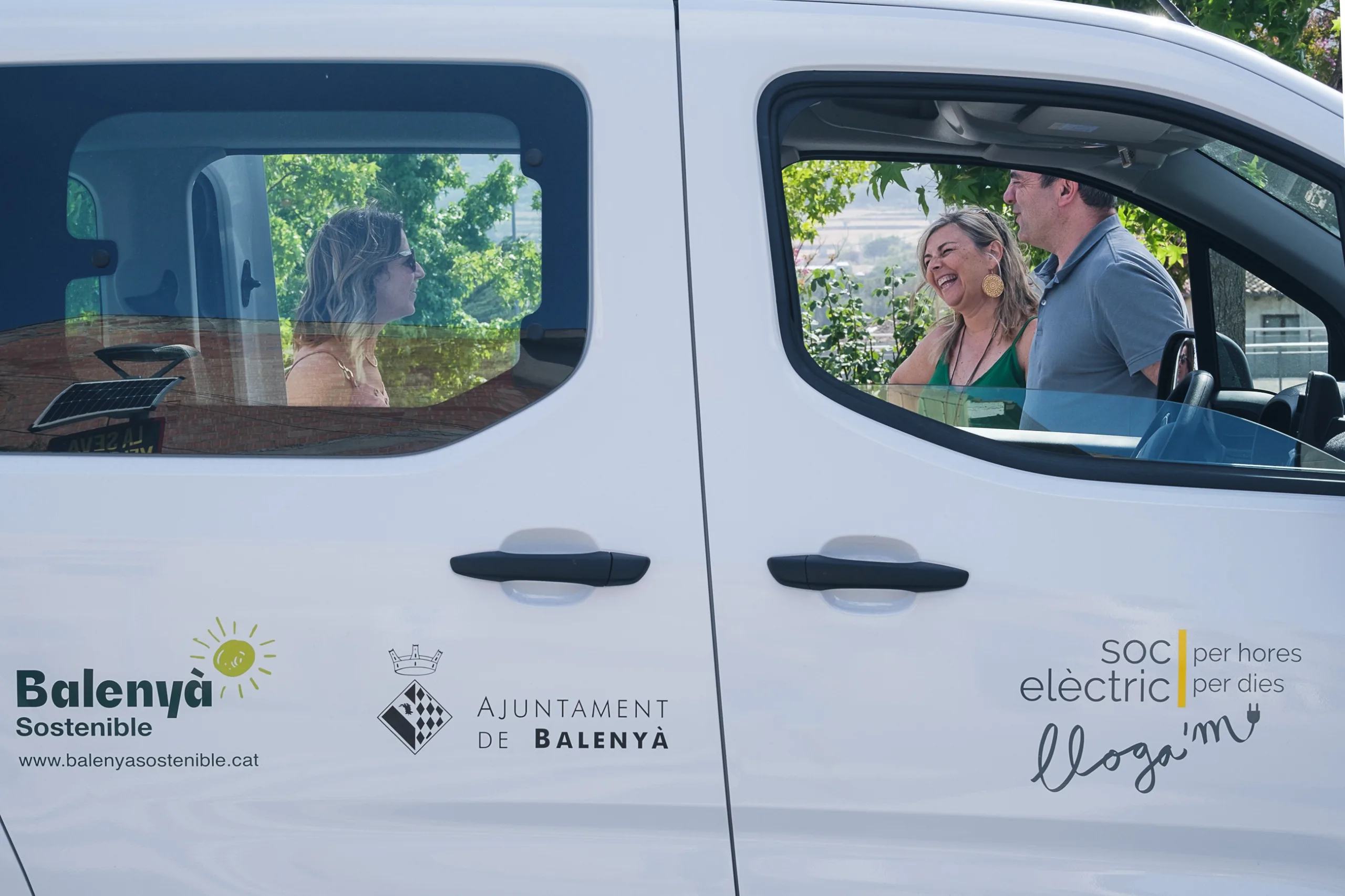 Vehiculo eléctrico de uso compartido fruto de la colaboración entre las coopertaivas Som Moblitat, Balenyà Sostenible y el Ayuntamiento de Balenyà /Balenya Sostenible