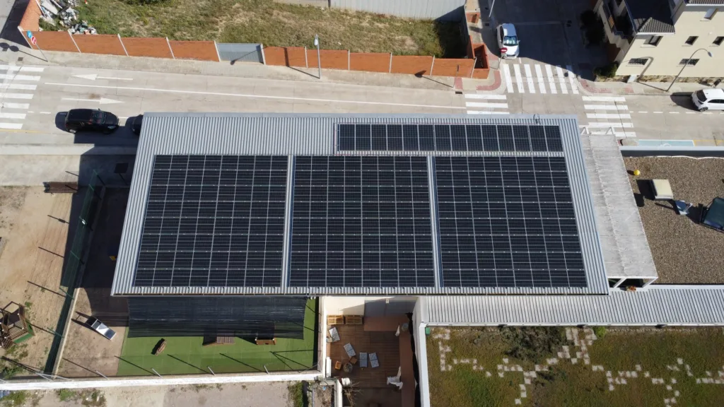 Instalación fotovoltaica en el tejado de equipamiento municipal de Balenyà./Balenya Sostenible