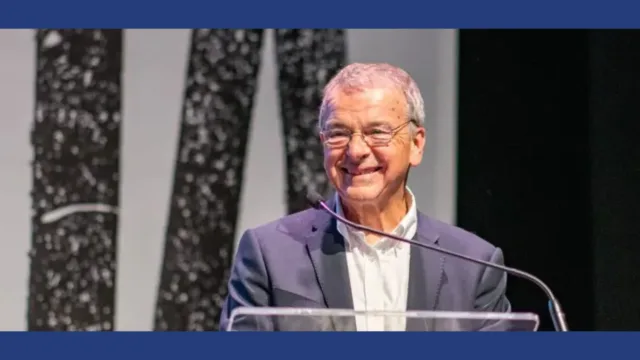 Aldo-Soldi-presidente-de-Fiare-Banca-Etica-en-un-atril-hablando-en-publico