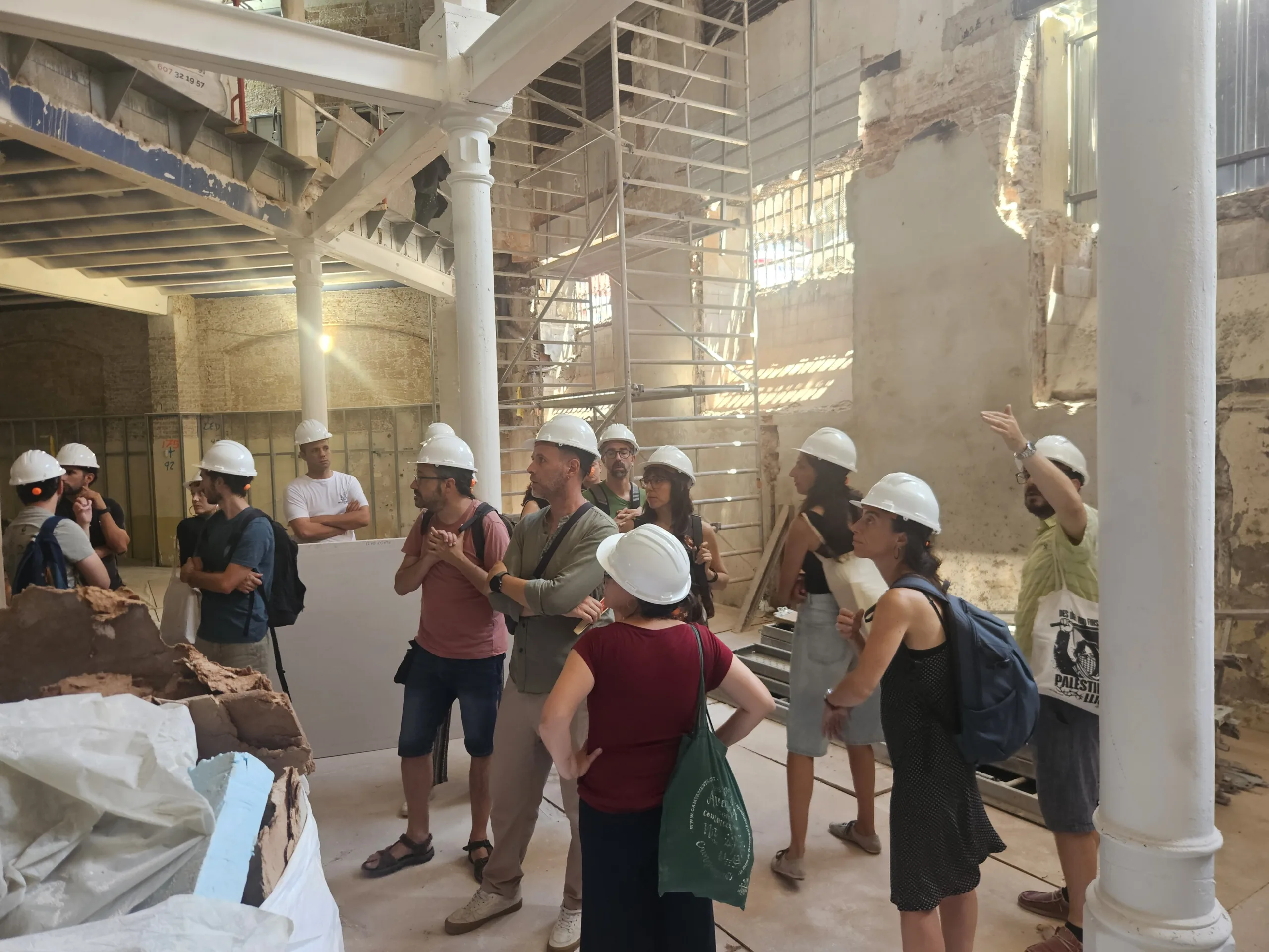 Obras del local adquirido en el centro de Barcelona por las cooperativas Sostre Cívic, Crític, Arç i Som Connexió/ Sostre Cívic