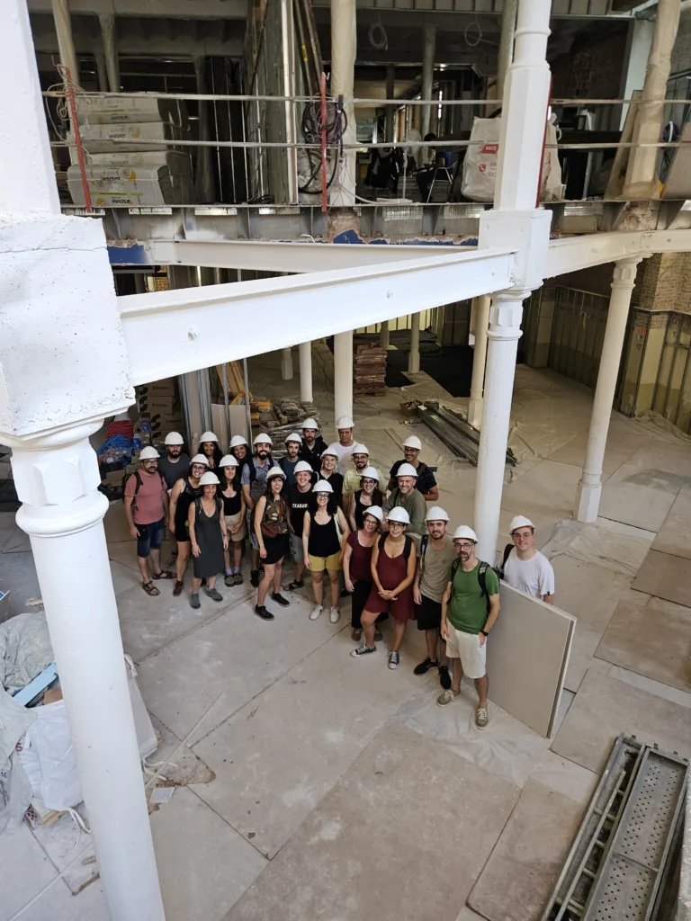 Obras del local adquirido en el centro de Barcelona por las cooperativas Sostre Cívic, Crític, Arç i Som Connexió/ Sostre Cívic